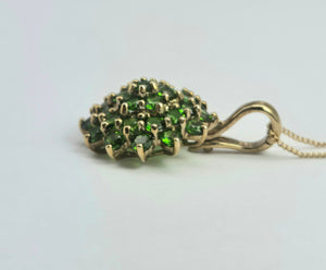 2148: Vintage; 9ct Gold 31 Green Diopsides Pendant & Chain (40cm) - lovely neckwear