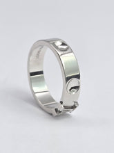 Cargar imagen en el visor de la galería, 2023: Vintage: Louis Vuitton 18ct White Gold Emepreinte LV Ring- Size 56- Pristine Condition
