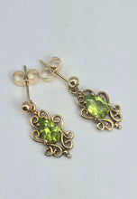 Cargar imagen en el visor de la galería, 0921: Vintage: 9ct Gold Oval Faceted Cut Peridot Drop/Dangle Stud Earrings
