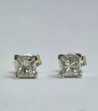 Cargar imagen en el visor de la galería, 1427: Vintage: 9ct Gold Princess Cut (0.5ct) Diamonds Stud Earrings- Superb
