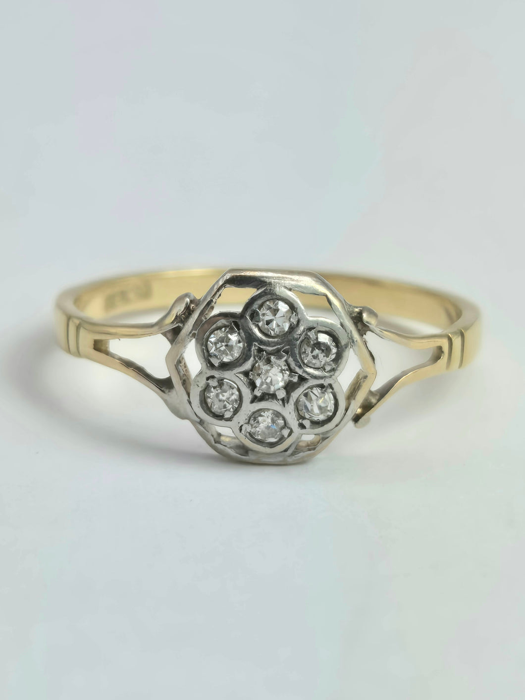1927: Vintage: 18ct Gold 7 Diamonds Hexagonal Set Ring- Very sparkly