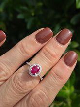 Cargar imagen en el visor de la galería, 1015: Vintage: 18ct White Gold Blood Red Ruby Diamonds Cluster Ring- Exquisit
