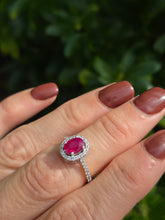 Cargar imagen en el visor de la galería, 1015: Vintage: 18ct White Gold Blood Red Ruby Diamonds Cluster Ring- Exquisit
