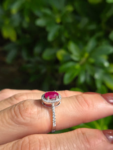 1015: Vintage: 18ct White Gold Blood Red Ruby Diamonds Cluster Ring- Exquisit