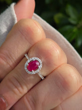 Cargar imagen en el visor de la galería, 1015: Vintage: 18ct White Gold Blood Red Ruby Diamonds Cluster Ring- Exquisit
