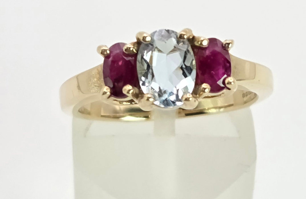 2160: Vintage; 9ct Gold Blue Aquamarine Scarlet Red Topaz Dress Ring- seductive combination