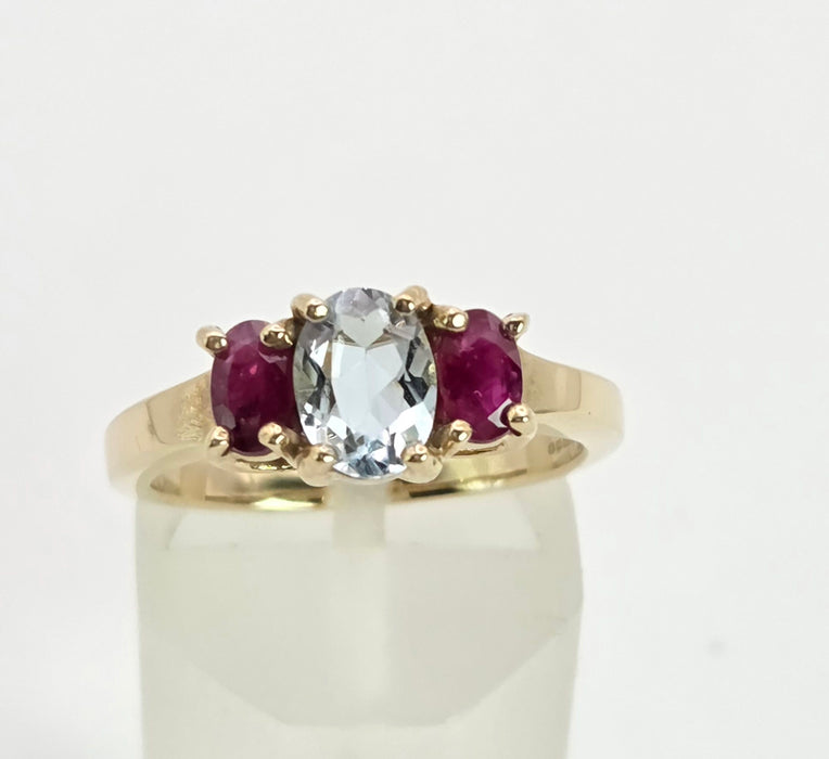 2160: Vintage; 9ct Gold Blue Aquamarine Scarlet Red Topaz Dress Ring- seductive combination