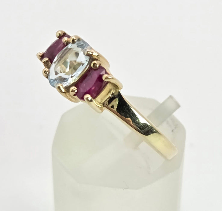 2160: Vintage; 9ct Gold Blue Aquamarine Scarlet Red Topaz Dress Ring- seductive combination