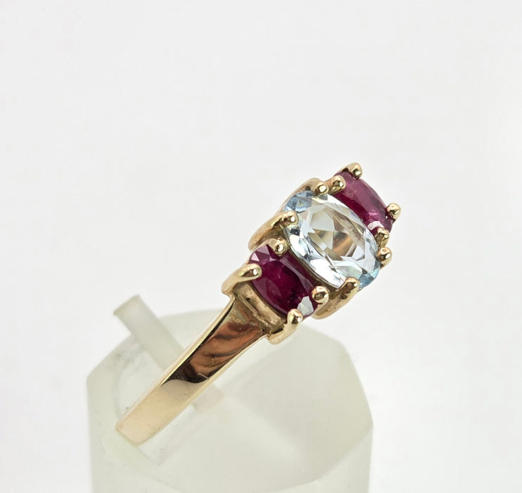 2160: Vintage; 9ct Gold Blue Aquamarine Scarlet Red Topaz Dress Ring- seductive combination
