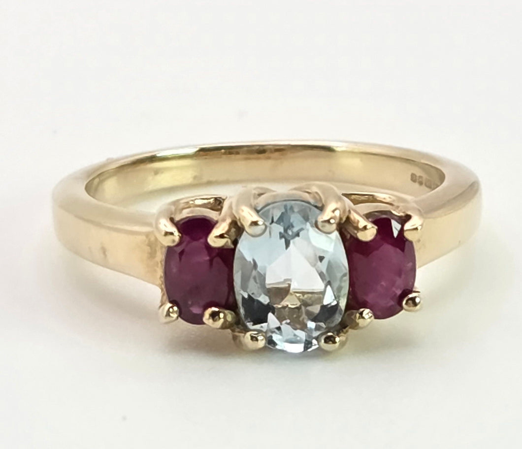 2160: Vintage; 9ct Gold Blue Aquamarine Scarlet Red Topaz Dress Ring- seductive combination