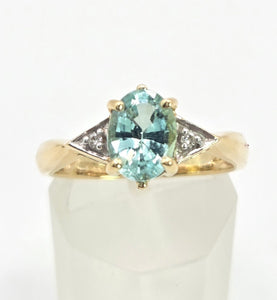 2182: Vintage: 18ct Gold Sky  Blue Aquamarine Diamonds Dress Ring- lovely cut & colours