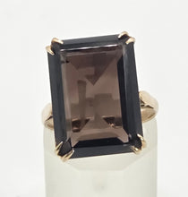 Load image into Gallery viewer, 2187: Vintage: 9ct Gold Large Emerald Cut Gignac Quartz Ring - From 1969
