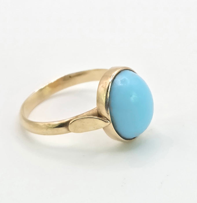 2189: Vintage; 14ct Gold Cabochon Turquoise Solitaire Ring- curvaceous beauty