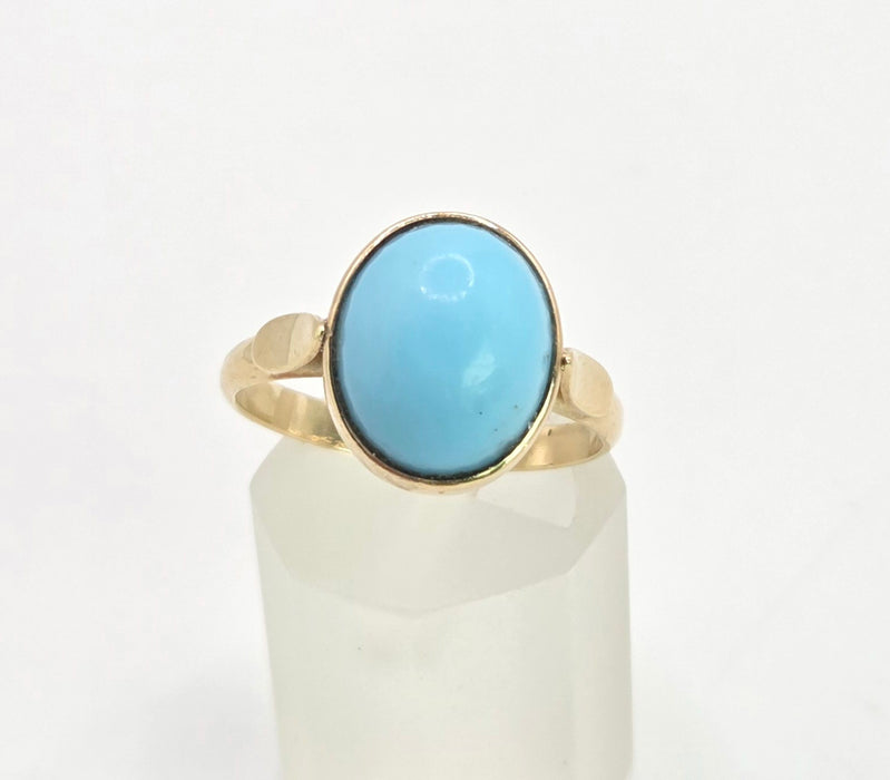 2189: Vintage; 14ct Gold Cabochon Turquoise Solitaire Ring- curvaceous beauty
