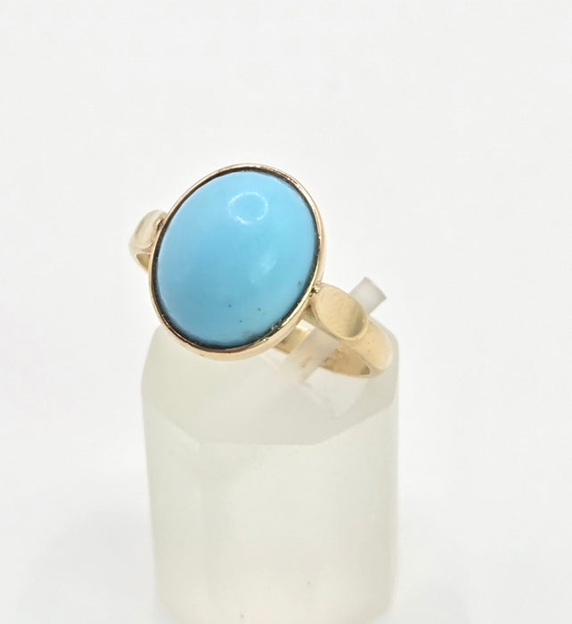 2189: Vintage; 14ct Gold Cabochon Turquoise Solitaire Ring- curvaceous beauty