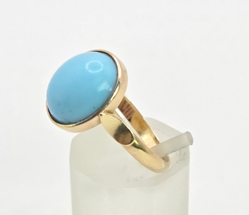 2189: Vintage; 14ct Gold Cabochon Turquoise Solitaire Ring- curvaceous beauty