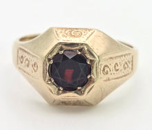 Cargar imagen en el visor de la galería, Vintage: Heavy 9ct Gold Red Garnet Signet Ring- From 1972
