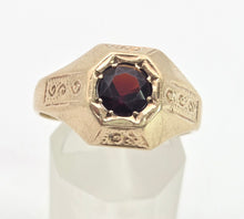 Cargar imagen en el visor de la galería, Vintage: Heavy 9ct Gold Red Garnet Signet Ring- From 1972
