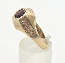 Cargar imagen en el visor de la galería, Vintage: Heavy 9ct Gold Red Garnet Signet Ring- From 1972
