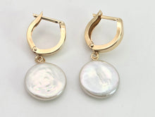 Cargar imagen en el visor de la galería, 2256 Vintage: 14ct Gold Mother of Pearl Disc Clipped Stud Earrings
