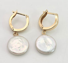 Cargar imagen en el visor de la galería, 2256 Vintage: 14ct Gold Mother of Pearl Disc Clipped Stud Earrings
