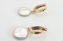 Cargar imagen en el visor de la galería, 2256 Vintage: 14ct Gold Mother of Pearl Disc Clipped Stud Earrings
