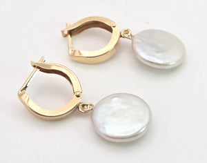 2256 Vintage: 14ct Gold Mother of Pearl Disc Clipped Stud Earrings