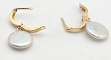 Cargar imagen en el visor de la galería, 2256 Vintage: 14ct Gold Mother of Pearl Disc Clipped Stud Earrings
