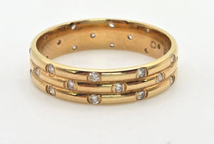 2292: Vintage: 18ct Gold 30 Natural Diamonds Studded Band- Elegant lines, super sparkle