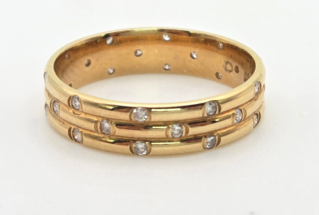 2292: Vintage: 18ct Gold 30 Natural Diamonds Studded Band- Elegant lines, super sparkle