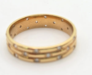 2292: Vintage: 18ct Gold 30 Natural Diamonds Studded Band- Elegant lines, super sparkle