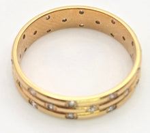 Cargar imagen en el visor de la galería, 2292: Vintage: 18ct Gold 30 Natural Diamonds Studded Band- Elegant lines, super sparkle
