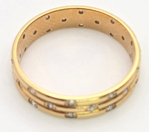 2292: Vintage: 18ct Gold 30 Natural Diamonds Studded Band- Elegant lines, super sparkle