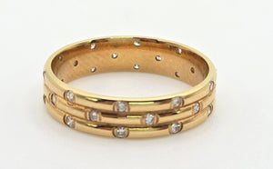2292: Vintage: 18ct Gold 30 Natural Diamonds Studded Band- Elegant lines, super sparkle