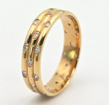 Cargar imagen en el visor de la galería, 2292: Vintage: 18ct Gold 30 Natural Diamonds Studded Band- Elegant lines, super sparkle
