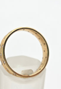 2292: Vintage: 18ct Gold 30 Natural Diamonds Studded Band- Elegant lines, super sparkle