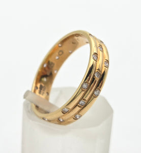 2292: Vintage: 18ct Gold 30 Natural Diamonds Studded Band- Elegant lines, super sparkle