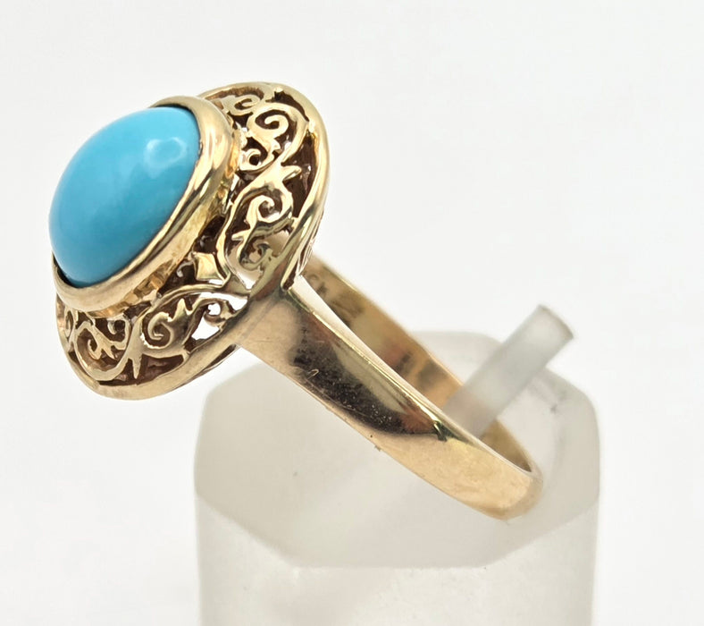 6478  Vintage: 18ct Gold Cabochon Turquoise Dress Ring