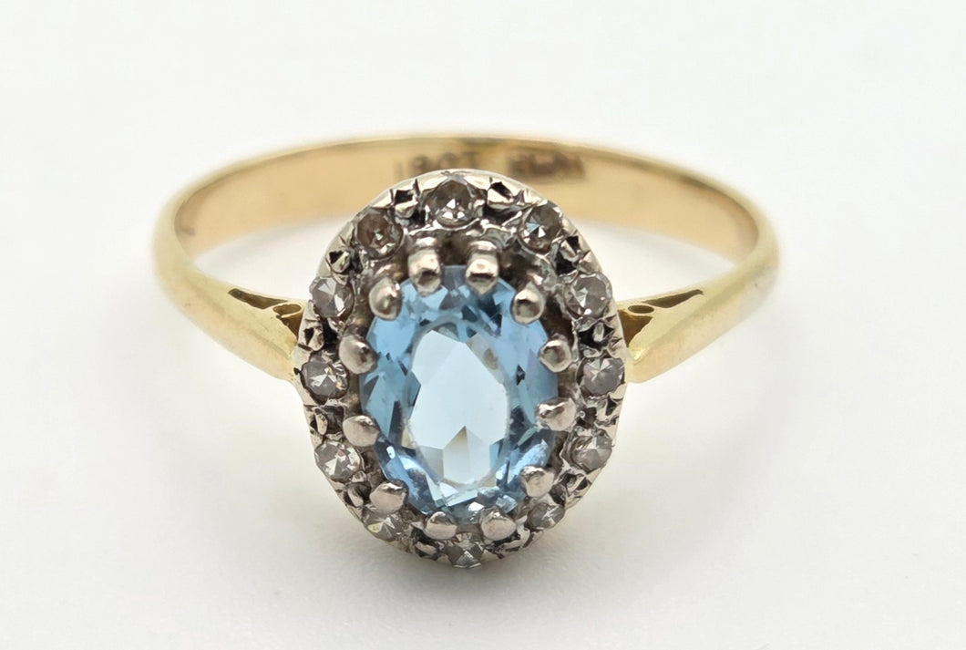 2338: Vintage: 18ct Gold Blue Aquamarine 12 Diamonds Ring - Platinum setting