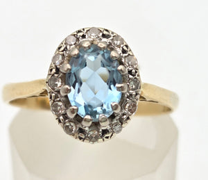 2338: Vintage: 18ct Gold Blue Aquamarine 12 Diamonds Ring - Platinum setting