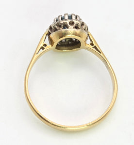 2338: Vintage: 18ct Gold Blue Aquamarine 12 Diamonds Ring - Platinum setting