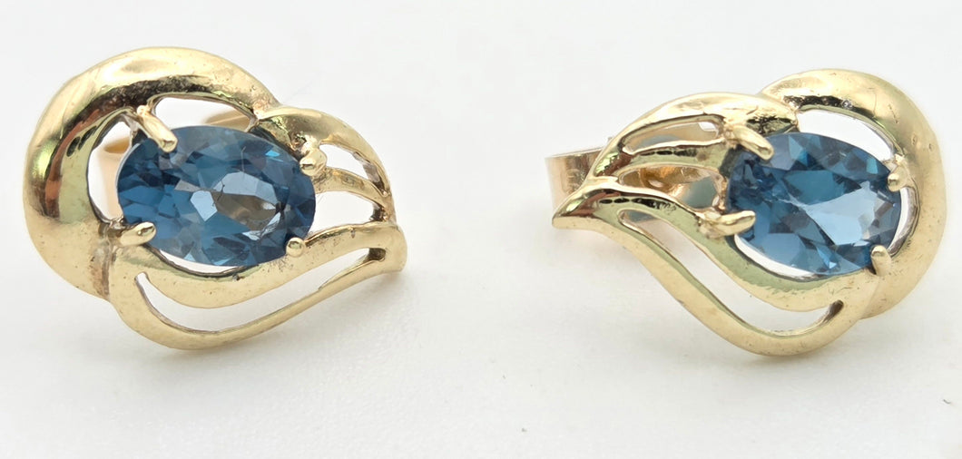 2044 Vintage: 9ct Gold Swiss Blue Topaz Stud Earrings