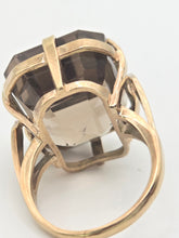 Cargar imagen en el visor de la galería, 2333 Vintage: large 9ct Gold Square Cu Smokey Quartz Statement Ring

