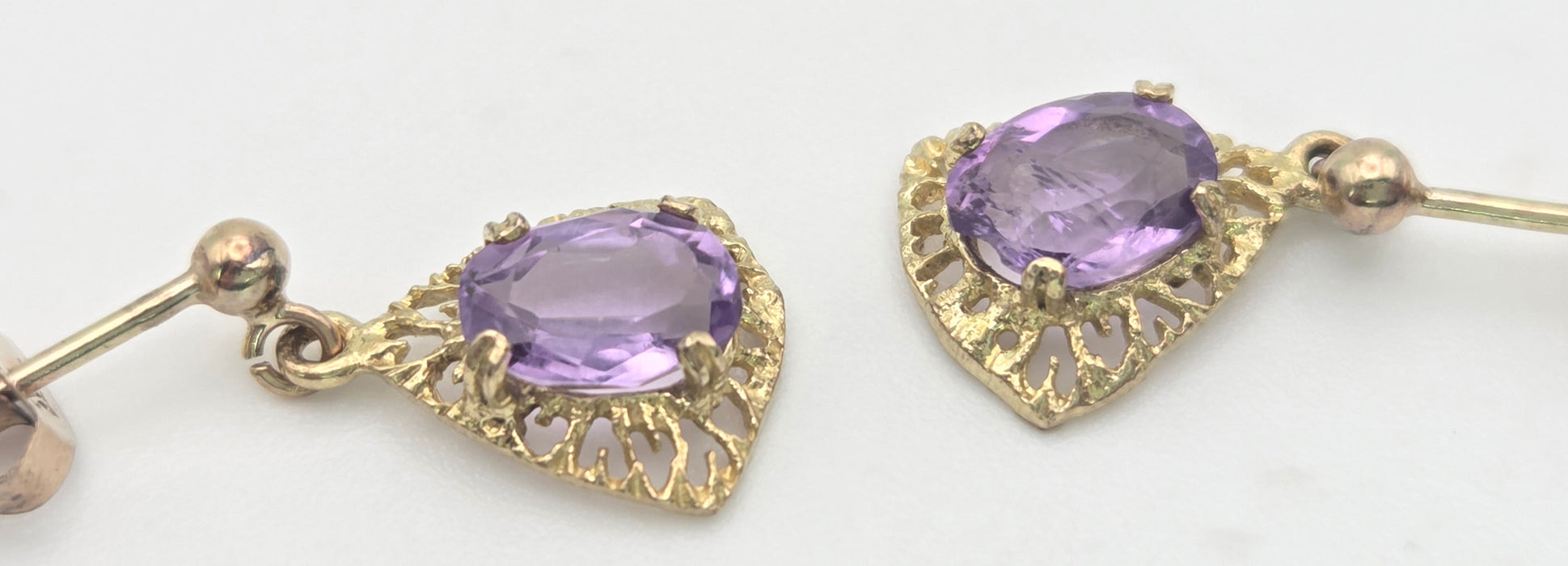 1174: Vintage: 9ct Yellow Gold Amethyst Filigree Drop Stud Earrings