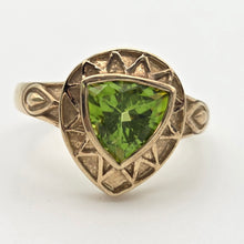 Cargar imagen en el visor de la galería, 2232 ld Shield-- Cut Peridot Ornate Signet Ring
