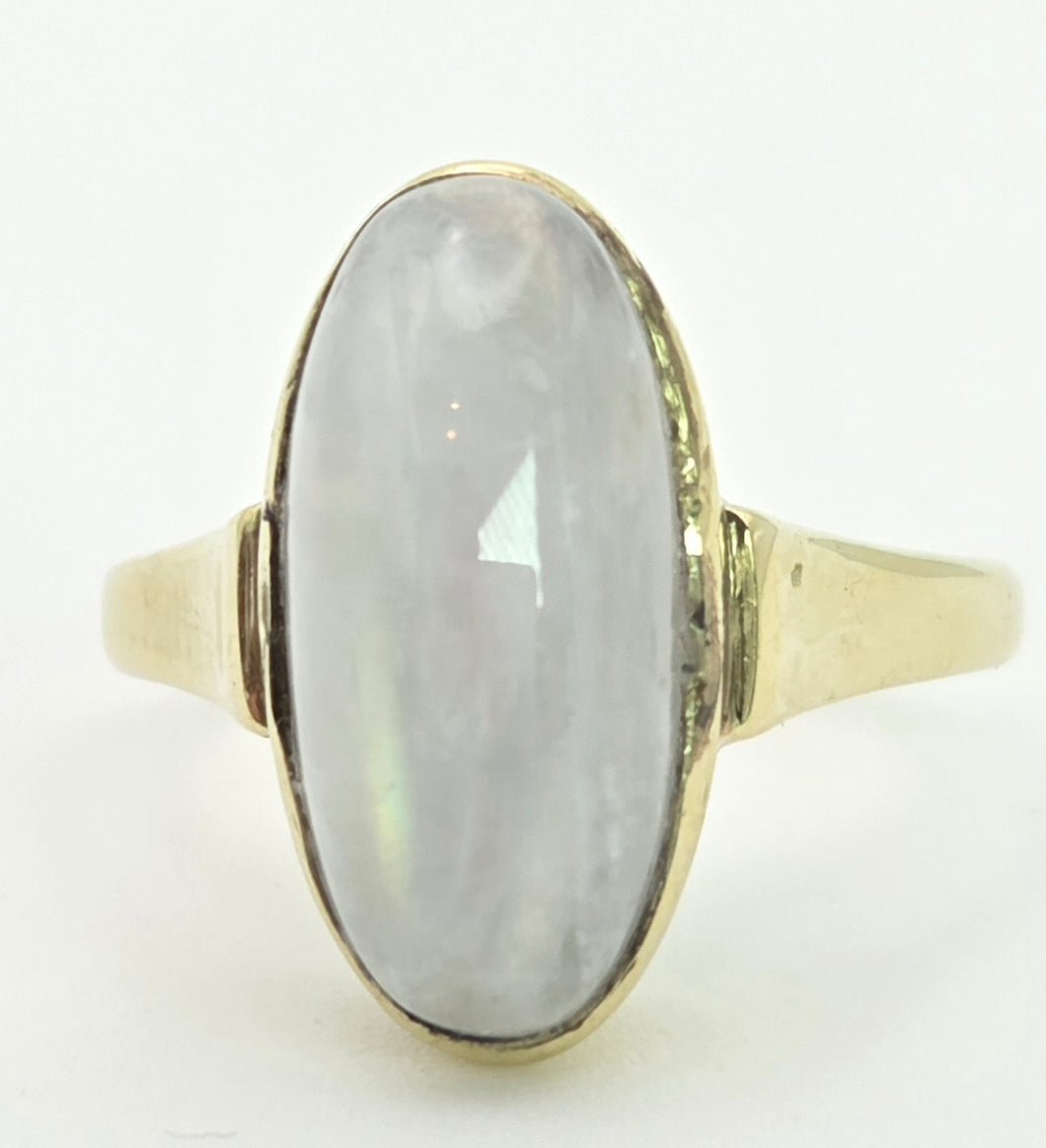 2156 Vintage: 8ct Gold Oval Cabochon Moonstone Dress Ring