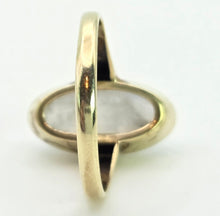 Cargar imagen en el visor de la galería, 2156 Vintage: 8ct Gold Oval Cabochon Moonstone Dress Ring
