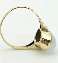 Cargar imagen en el visor de la galería, 2156 Vintage: 8ct Gold Oval Cabochon Moonstone Dress Ring
