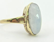 Cargar imagen en el visor de la galería, 2156 Vintage: 8ct Gold Oval Cabochon Moonstone Dress Ring
