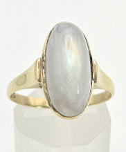 Cargar imagen en el visor de la galería, 2156 Vintage: 8ct Gold Oval Cabochon Moonstone Dress Ring
